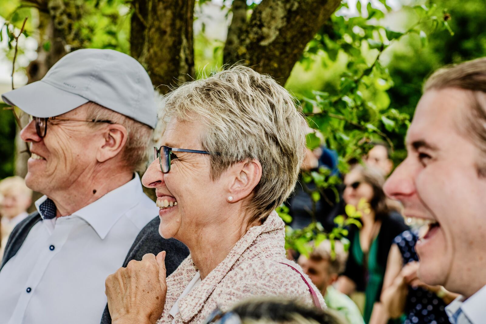 Hochzeitsgäste lachen bei ZauberJanis Performance