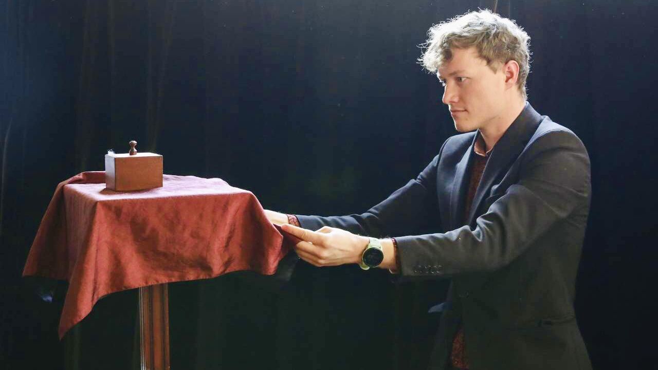 Bühnenshow: Floating Table